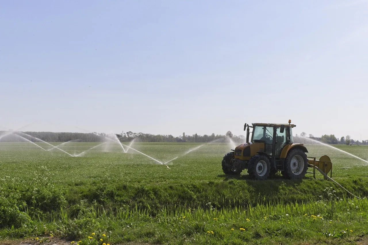 tractor, water, nature, agricultural vehicle, spraying, water hose, irrigation, coverage. Outdoor automation ideas: 5 checks before you buy