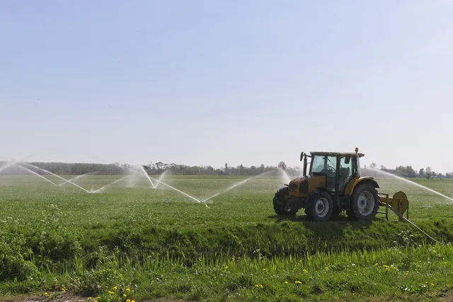 tractor, water, nature, agricultural vehicle, spraying, water hose, irrigation, coverage. Outdoor automation ideas: 5 checks before you buy