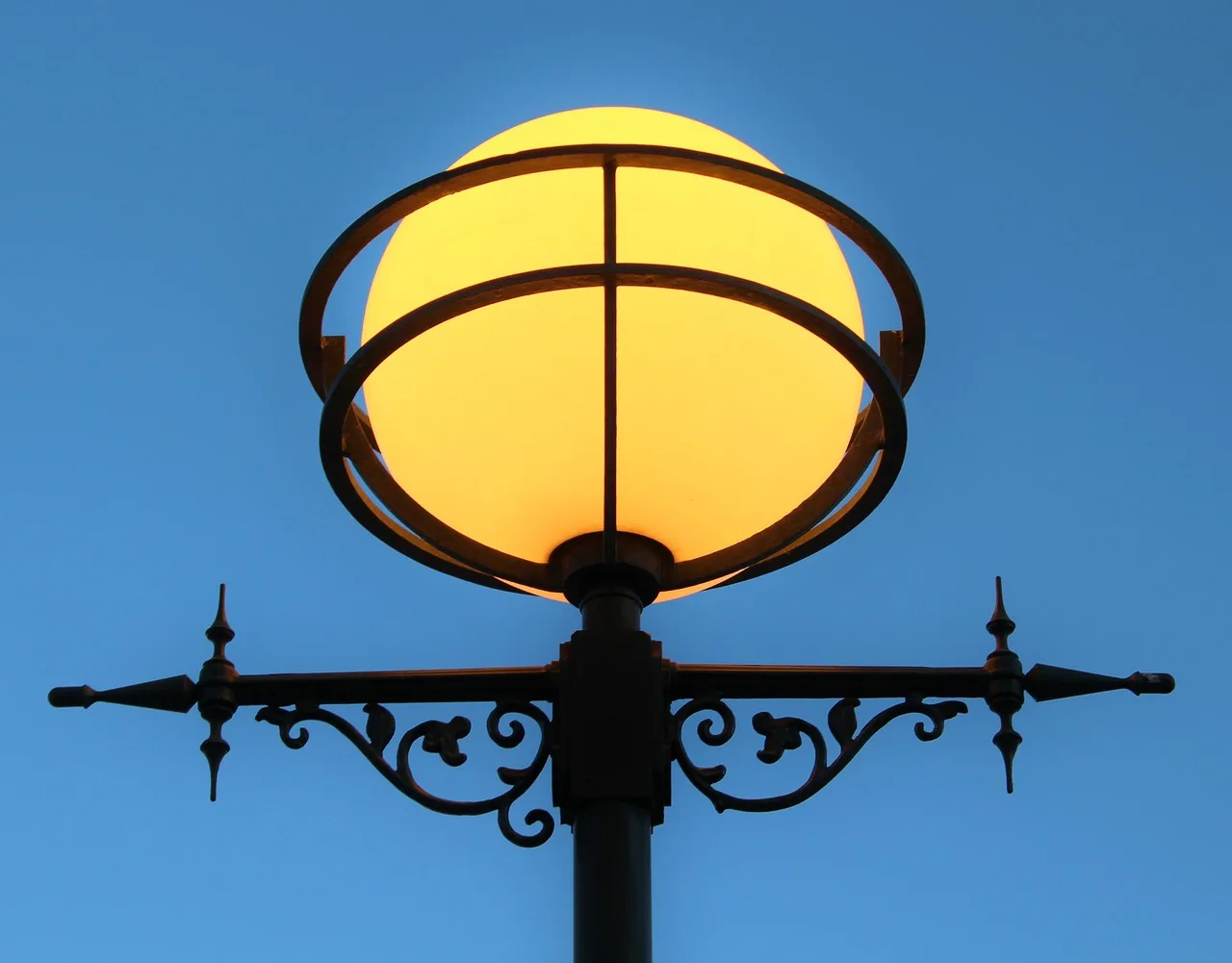 lamp, outdoor lighting, dusk, lantern, shining, darkness. Smart Outdoor Lighting Transformer: What to Check Before Buying
